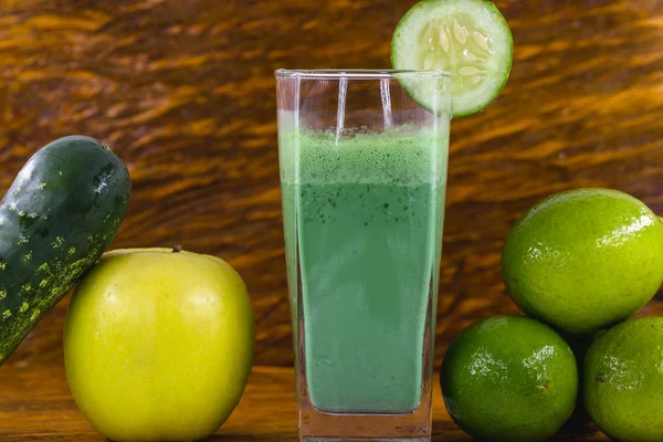 detoks suyu karaciğer temizliği lehine bileşenleri olan bir içecek, vücudumuzun aşırı toksinlerin ortadan kaldırılması nı artırmak. Sağlıklı gıda ve diyet kavramı. Grren suyu.