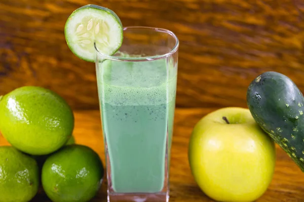 Yeşil Detoks Suyu, karnabahar, marul, limon, yeşil elma, salatalık ve çeşitli sebzelerden yapılır. Sağlıklı yaşam tarzı kavramı. Brezilya suyu.