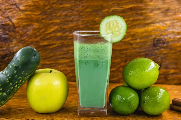 Koyu ahşap arka plan üzerinde yeşil yüzlü. Sağlıklı smoothie bitkisel kokteyl. Yeşil meyve ve sebzeler. Sağlıklı gıda ve diyet konsepti. — Stok fotoğraf
