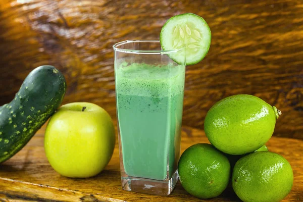 Yeşil meyve suyu Detoks, yeşil sağlık smoothie ile kavanoz, lahana yaprakları, kireç, elma, marul. Kopya alanı Ham, vegan, vejetaryen, alkali gıda kavramı. Sağlıklı yaşam.