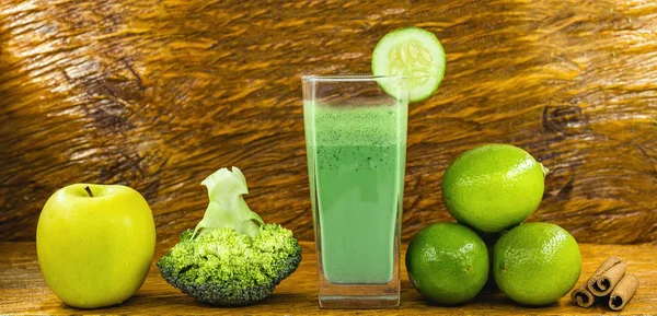 Yeşil meyve suyu Detoks, yeşil sağlık smoothie ile kavanoz, lahana yaprakları, kireç, elma, marul. Kopya alanı Ham, vegan, vejetaryen, alkali gıda kavramı. Sağlıklı yaşam.
