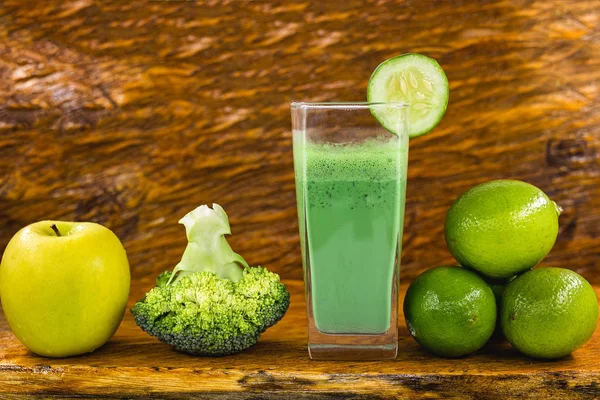 Suco verde Detox, jarra com smoothie de saúde verde, folhas de couve, limão, maçã, alface. Espaço de cópia Raw, vegan, vegetariano, conceito de comida alcalina. Vida saudável . — Fotografia de Stock