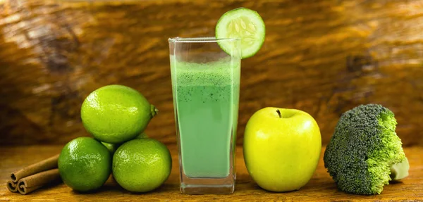 Koyu ahşap arka plan üzerinde yeşil yüzlü. Sağlıklı smoothie bitkisel kokteyl. Yeşil meyve ve sebzeler. Sağlıklı gıda ve diyet konsepti. — Stok fotoğraf