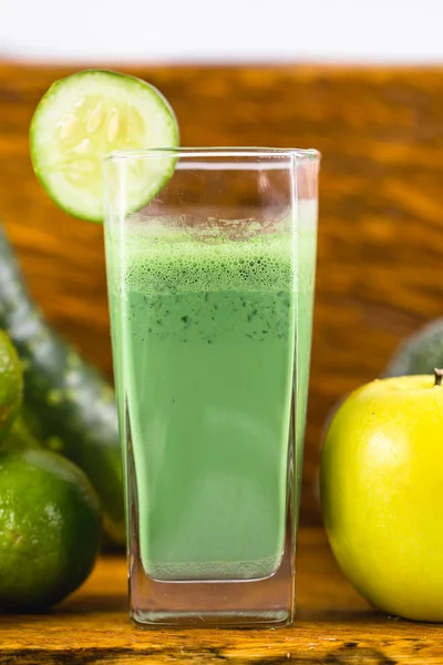 Zumo verde fresco, jugo brasileño de desintoxicación. Concepto de alimentación saludable y dieta . —  Fotos de Stock