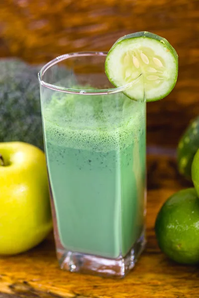 Taze yeşil meyve suyu, Brezilya detoks suyu. Sağlıklı gıda ve diyet konsepti. — Stok fotoğraf