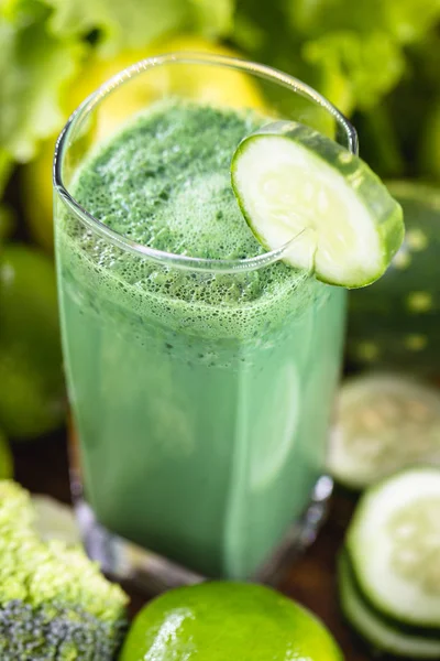 Ahşap masada malzemelerle yeşil smoothie, sağlıklı gıda kavramı. Diyet veya rejim kavramı.