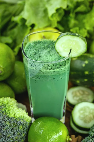 Green smoothie with ingredients on wood table, healthy food concept. Diet or regimen concept. — Stock Photo, Image