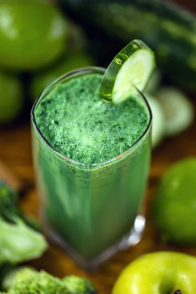 Taze yeşil meyve suyu, Brezilya detoks suyu. karaciğer temizliği lehine bileşenleri vardır içki, ahşap tablo, sağlıklı gıda kavramı üzerinde malzemelerle Yeşil yüzlü. Diyet veya rejim kavramı. — Stok fotoğraf