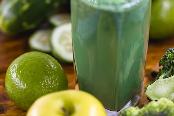 Färsk Grönsaksjuice, brasiliansk detox juice. dryck som har komponenter som gynnar levern rensning, grön smoothie med ingredienser på träbord, hälsosam matkoncept. Diet eller regim koncept. — Stockfoto