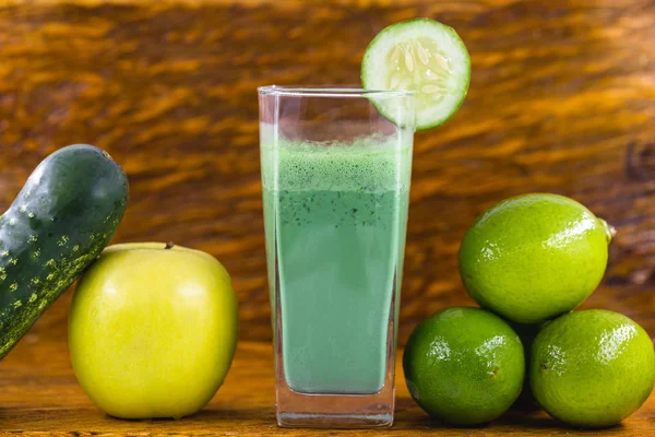 Batido verde sobre fondo de madera oscura. Batido saludable cóctel de hierbas. Frutas y verduras verdes. Concepto de alimentación saludable y dieta . —  Fotos de Stock