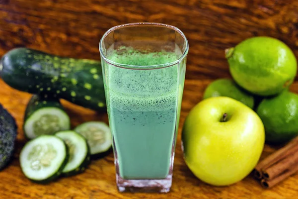 Zumo verde de desintoxicación, hojas de col rizada, limón, manzana, lechuga, pepino , —  Fotos de Stock