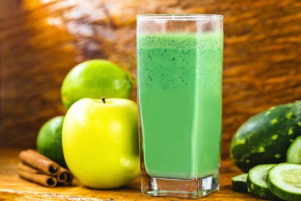 Taze yeşil meyve suyu, Brezilya detoks suyu. compone olan içki — Stok fotoğraf