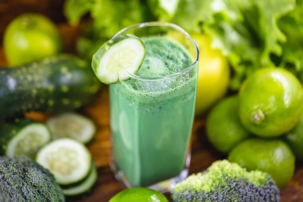 Batido verde con ingredientes en la mesa de madera, concepto de comida saludable. Concepto de dieta o régimen . —  Fotos de Stock