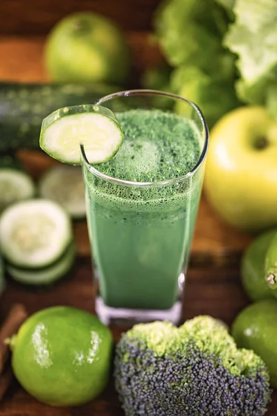 Batido verde con ingredientes en la mesa de madera, cono de comida saludable —  Fotos de Stock