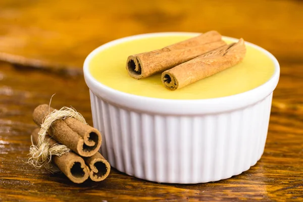 Tipik Brezilya tatlısı, mingua tatlısı, Brezilya curau denir. Haziran partisinin tipik tatlısı. Brezilya tatlı mısır, kopya alanı ile ahşap bir arka plan üzerinde mısır mus.