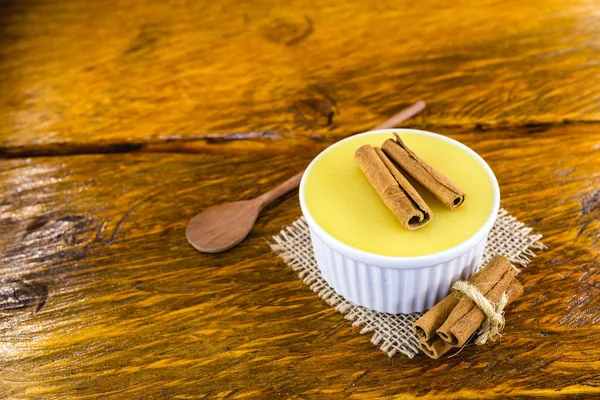 Sobremesa típica brasileira, doce de mingua, chamada no Brasil de curau. É típico da festa de Junho. Milho doce brasileiro, mousse de milho em um fundo de madeira com espaço de cópia . — Fotografia de Stock