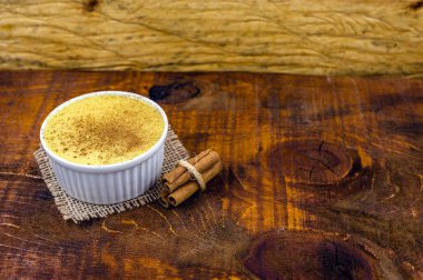 Brezilya tatlı mısır, kopya alanı ile ahşap bir arka plan üzerinde mısır mus. Tipik Brezilya tatlısı, mingua tatlısı, Brezilya curau denir. Haziran parti tipik tatlı.