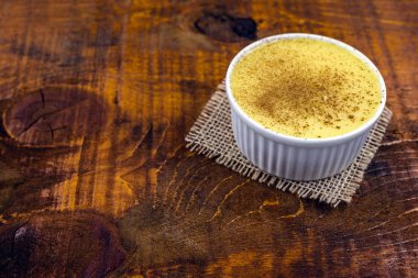 Brezilya tatlı mısır, kopya alanı ile ahşap bir arka plan üzerinde mısır mus. Tipik Brezilya tatlısı, mingua tatlısı, Brezilya curau denir. Haziran parti tipik tatlı.