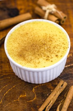 Brezilya tatlı mısır, kopya alanı ile ahşap bir arka plan üzerinde mısır mus. Tipik Brezilya tatlısı, mingua tatlısı, Brezilya curau denir. Haziran parti tipik tatlı.