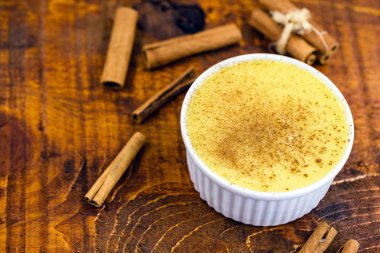 Brezilya tatlı mısır, kopya alanı ile ahşap bir arka plan üzerinde mısır mus. Tipik Brezilya tatlısı, mingua tatlısı, Brezilya curau denir. Haziran parti tipik tatlı.