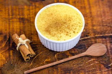 Brezilya tatlı mısır, kopya alanı ile ahşap bir arka plan üzerinde mısır mus. Tipik Brezilya tatlısı, mingua tatlısı, Brezilya curau denir. Haziran parti tipik tatlı.