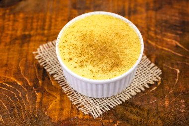 Brezilya tatlı mısır, kopya alanı ile ahşap bir arka plan üzerinde mısır mus. Tipik Brezilya tatlısı, mingua tatlısı, Brezilya curau denir. Haziran parti tipik tatlı.