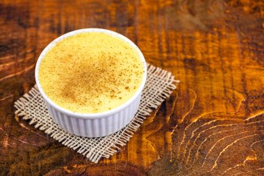 Brezilya tatlı mısır, kopya alanı ile ahşap bir arka plan üzerinde mısır mus. Tipik Brezilya tatlısı, mingua tatlısı, Brezilya curau denir. Haziran parti tipik tatlı.