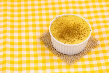 Brezilya tatlı mısır kremi tatlı, canjica veya Jimbel, tatlı bir ahşap arka plan tarçın ile mısır mısır mus tedavi. Kopyalama alanı