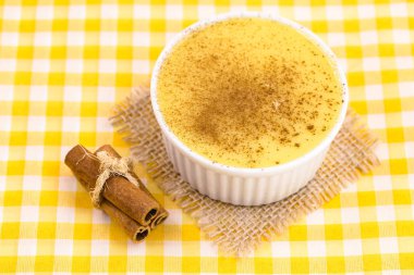 Brezilya tatlı mısır kremi tatlı, canjica veya Jimbel, tatlı bir ahşap arka plan tarçın ile mısır mısır mus tedavi. Kopyalama alanı