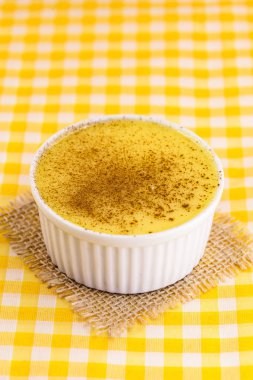 Brezilya tatlı mısır kremi tatlı, canjica veya Jimbel, tatlı bir ahşap arka plan tarçın ile mısır mısır mus tedavi. Kopyalama alanı