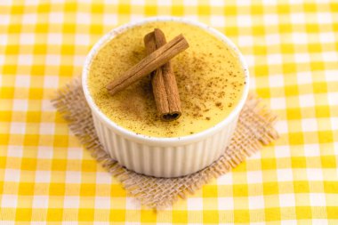 Curau tatlısı. Brezilya tatlı mısır, ahşap bir arka plan üzerinde tarçın ile mısır mus. Tipik Brezilya tatlısı, Haziran partisinin tatlısı. Tatlı, canjica veya Jimbel