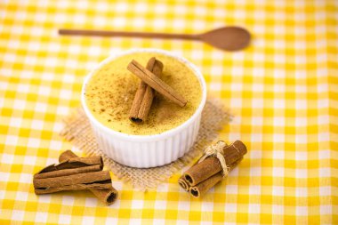 Curau tatlısı. Brezilya tatlı mısır, ahşap bir arka plan üzerinde tarçın ile mısır mus. Tipik Brezilya tatlısı, Haziran partisinin tatlısı. Tatlı, canjica veya Jimbel