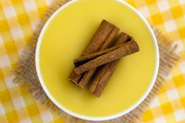 Curau tatlısı. Brezilya tatlı mısır, ahşap bir arka plan üzerinde tarçın ile mısır mus. Tipik Brezilya tatlısı, Haziran partisinin tatlısı. Tatlı, canjica veya Jimbel