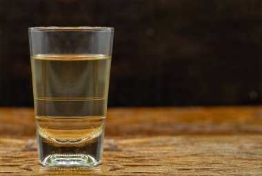 Rustik ahşap arka plan izole Brezilya cachaca birkaç bardak, brezilya cachaca çeşitleri ve türleri, Brezilya tipik içki.