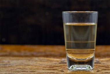Rustik ahşap arka plan izole Brezilya cachaca birkaç bardak, brezilya cachaca çeşitleri ve türleri, Brezilya tipik içki.