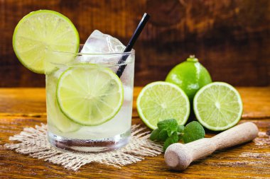 Caipirinha kokteyli, yakından bak. Cachaça, şeker ve limon ile yapılan geleneksel Brezilya kokteyli.