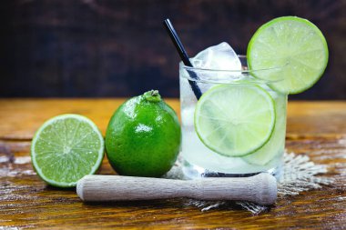 Caipirinha kokteyli, yakından bak. Cachaça, şeker ve limon ile yapılan geleneksel Brezilya kokteyli.