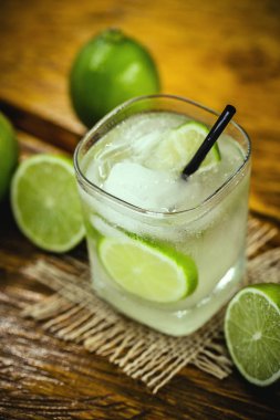 Caipirinha kokteyli, yakından bak. Cachaça, şeker ve limon ile yapılan geleneksel Brezilya kokteyli.
