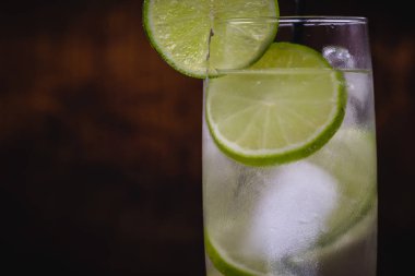 Caipirinha, limon, cachaca ve şeker ile yapılan tipik bir Brezilya kokteyli. Brezilya geleneksel içki, metin için alan ile izole.