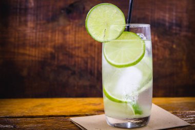 Limon Meyve Kireç Caipirinha Brezilya gri vintage, Brezilya geleneksel içecek, metin için alan ile izole.