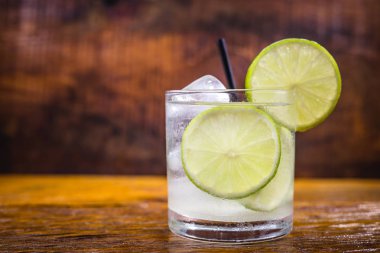 Caipirinha, limon, cachaca ve şeker ile yapılan tipik bir Brezilya kokteyli. Brezilya geleneksel içki, metin için alan ile izole.