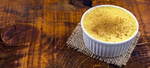 Brezilya tatlı mısır, kopya alanı ile ahşap bir arka plan üzerinde mısır mus. Tipik Brezilya tatlısı, mingua tatlısı, Brezilya curau denir. Haziran parti tipik tatlı.