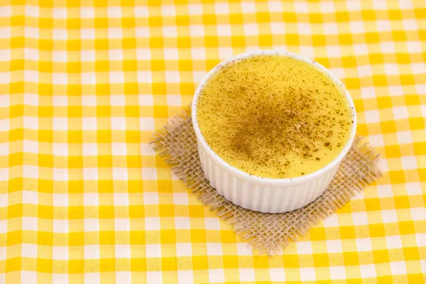 Brezilya tatlı mısır kremi tatlı, canjica veya Jimbel, tatlı bir ahşap arka plan tarçın ile mısır mısır mus tedavi. Kopyalama alanı