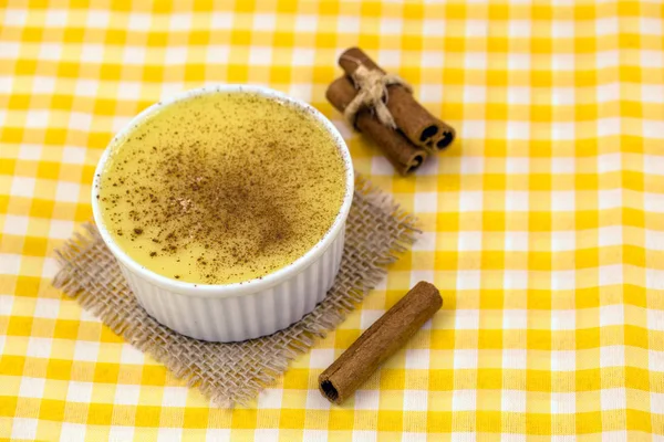 Brezilya tatlı mısır kremi tatlı, canjica veya Jimbel, tatlı bir ahşap arka plan tarçın ile mısır mısır mus tedavi. Kopyalama alanı