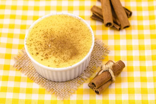 Brezilya tatlı mısır kremi tatlı, canjica veya Jimbel, tatlı bir ahşap arka plan tarçın ile mısır mısır mus tedavi. Kopyalama alanı