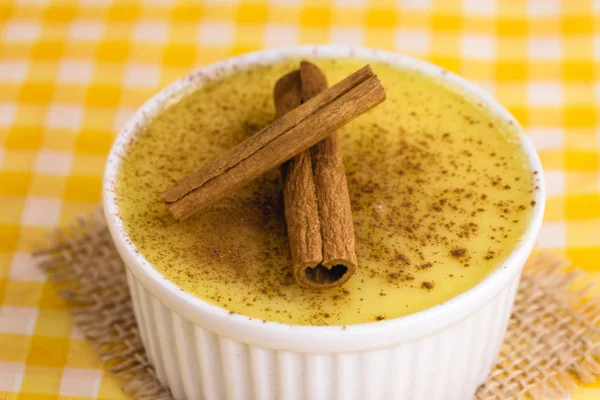 Brezilya tatlı mısır kremi tatlı, canjica veya Jimbel, tatlı bir ahşap arka plan tarçın ile mısır mısır mus tedavi. Kopyalama alanı