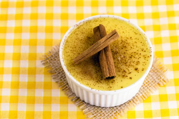 Brezilya tatlı mısır kremi tatlı, canjica veya Jimbel, tatlı bir ahşap arka plan tarçın ile mısır mısır mus tedavi. Kopyalama alanı