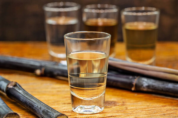 Два стакана бразильского золота и белого качака изолированы на деревенском деревянном фоне. Типичный напиток из Бразилии
.