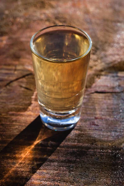 Δύο ποτήρια από βραζιλιάνικο χρυσό και λευκή καχάλια απομονώθηκαν σε ρουστίκ ξύλινο φόντο. Τυπικό ποτό από τη Βραζιλία. — Φωτογραφία Αρχείου