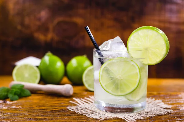 Caipirinha é o coquetel nacional do Brasil, feito com cachaça, açúcar e limão . — Fotografia de Stock